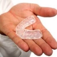 Protectores bucales para cortar dientes, síntoma de presencia de parásitos