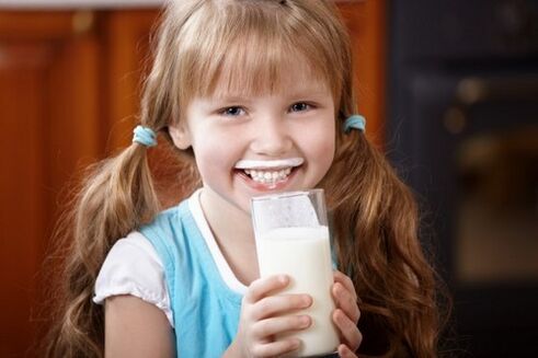 Niña bebe kéfir para prevenir parásitos