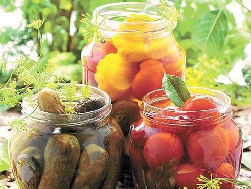 Pepinos y tomates encurtidos para eliminar los parásitos.